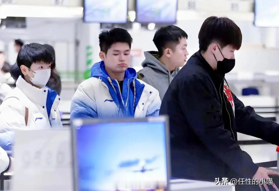 骄兵必败！11月23日，王楚钦和张本智和都进入男单决赛，在赛后的采访中，张本智和