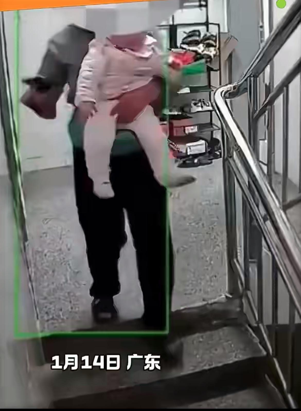“手机比娃还重要？”广东一老人带娃下楼梯全程紧盯手机，孩子脱手狠狠摔在台阶上，她