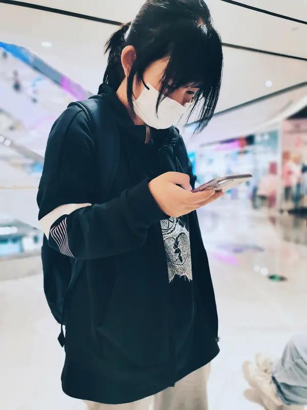 近日湖南岳阳这事儿太有意思啦！00 后女子和 80 后妈妈前后几个月都生了宝宝，