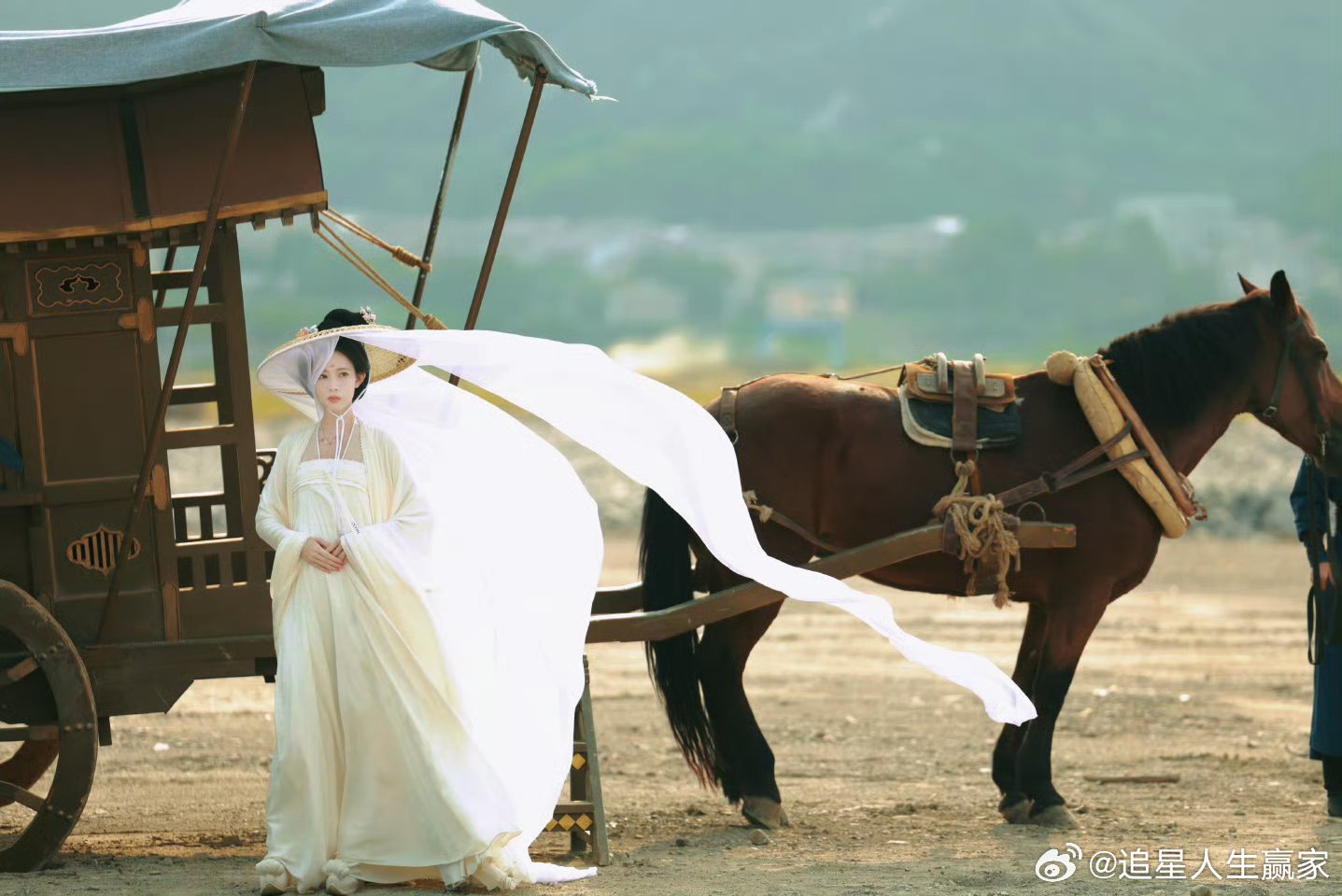 孟子义《尚公主 》今日路透，白衣飘飘好似仙子，但怎么感觉又瘦了呢…… ​​​