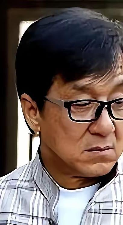 25岁的吴卓林回香港了，没住妈妈吴绮莉家，自己租小房，白天学设计，晚上去印花厂打