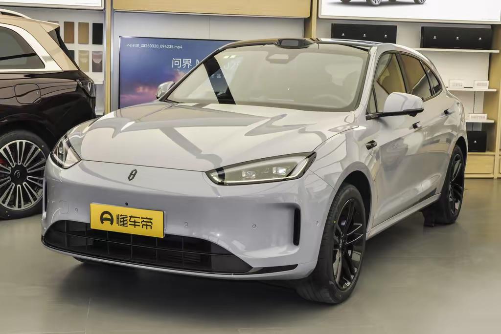 我先说一下最直接的感受——当你坐进M5，会觉得这是一辆"想自己开"的车。2025