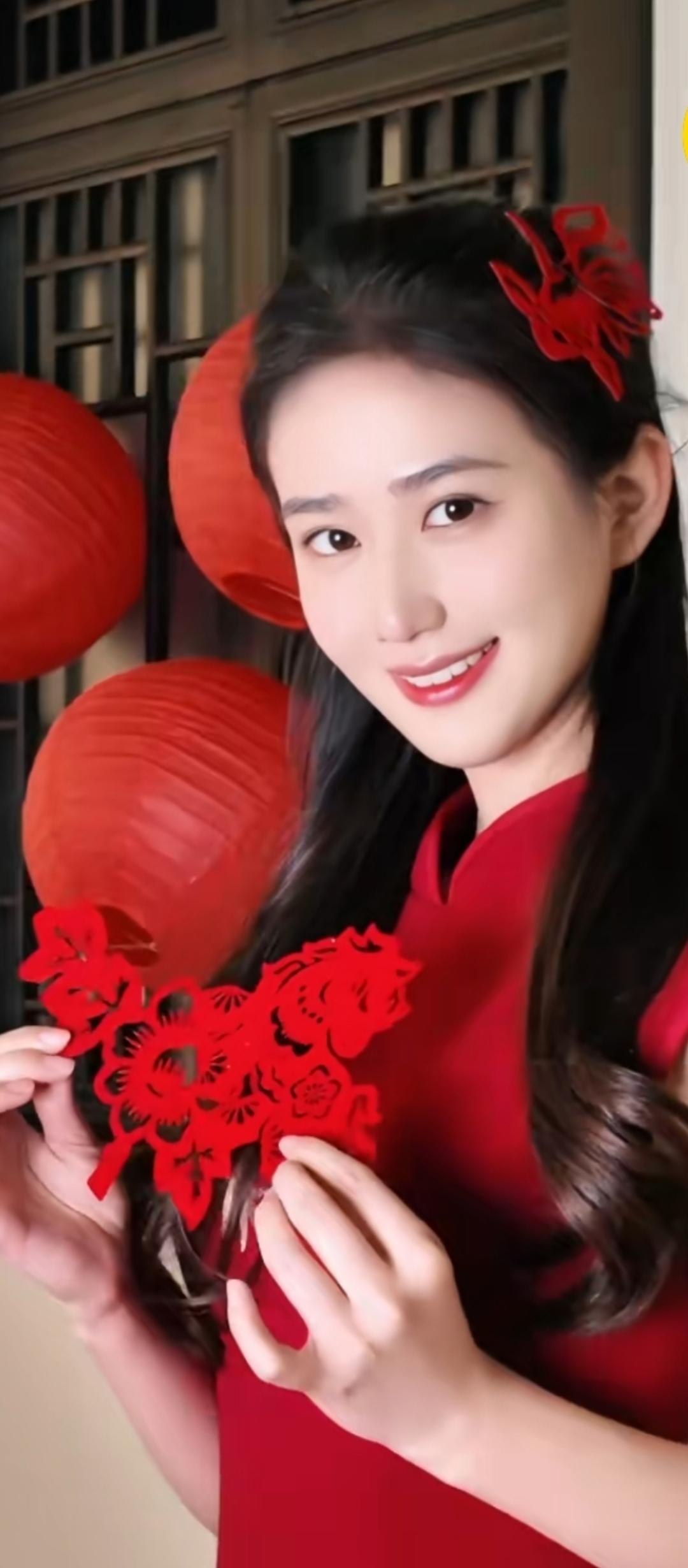 红红火火的新年，剪纸福字迎春来！🎉💐