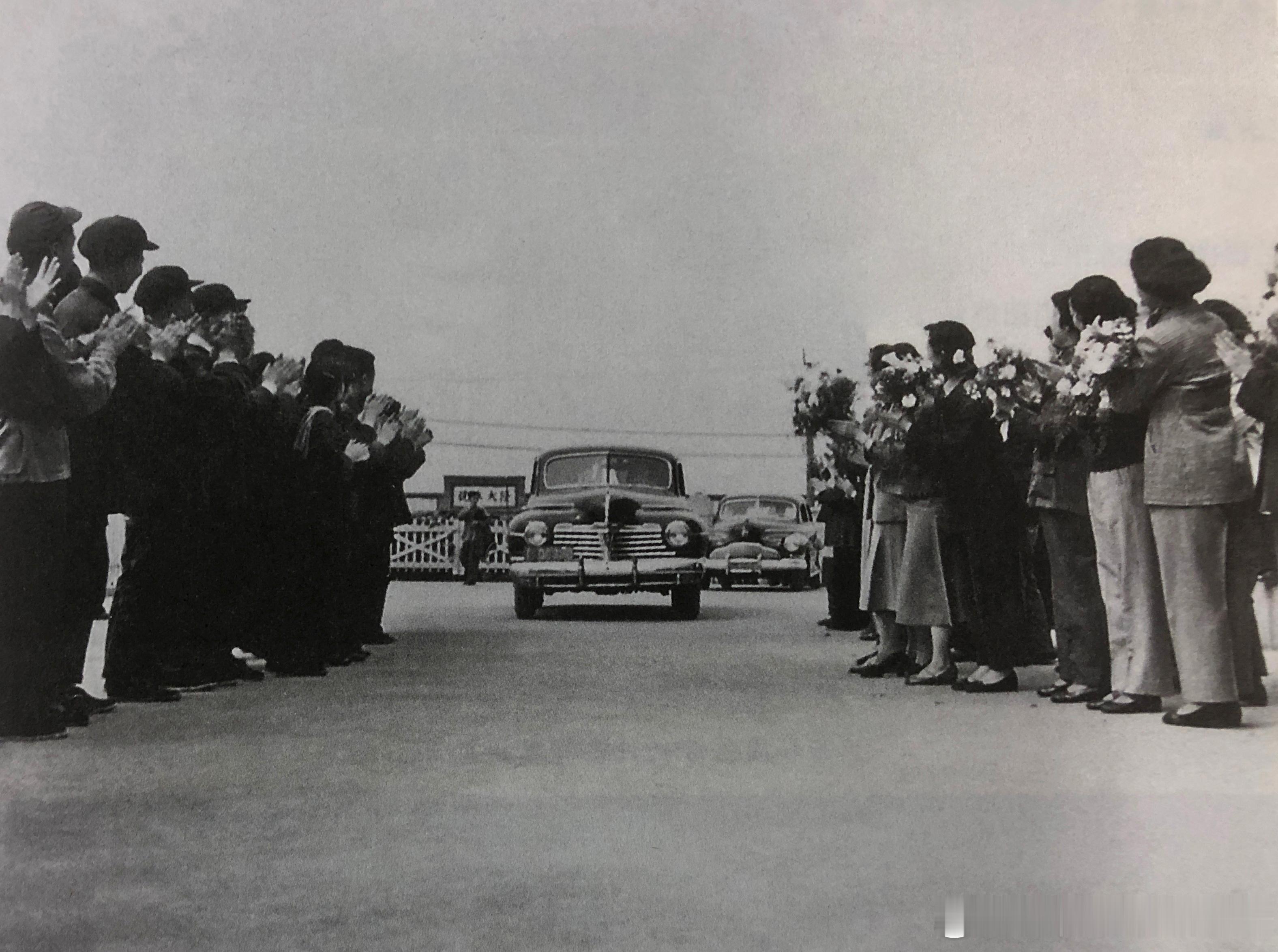 1955年4月11日梅兰芳、周信芳舞台生活五十年纪念会组照图1-梅兰芳、周信芳乘