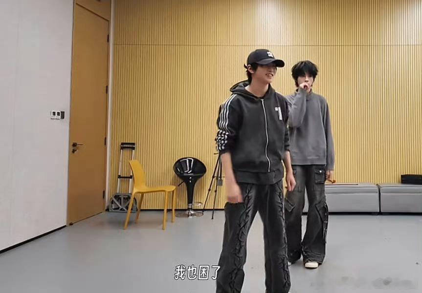 穆祉丞维护王橹杰穆祉丞你困就困，怎么脸这么红