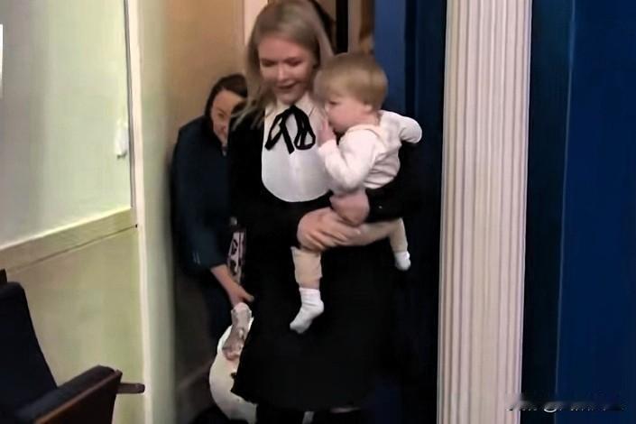 白宫新闻发言人卡罗琳·莱维特抱着儿子在白宫新闻发布室介绍感恩节总统火鸡“沃德尔”