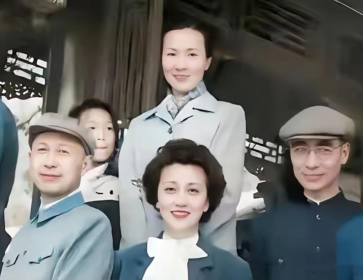 1960年，钱学森、蒋英夫妇与郭永怀、李佩夫妇一同在颐和园游玩时的珍贵留影，钱学