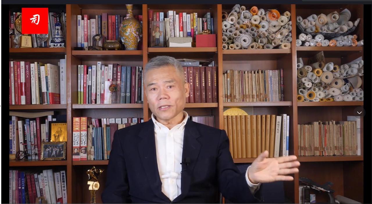 司马南身后书架上的书，有不少是有关毛主席的书籍。