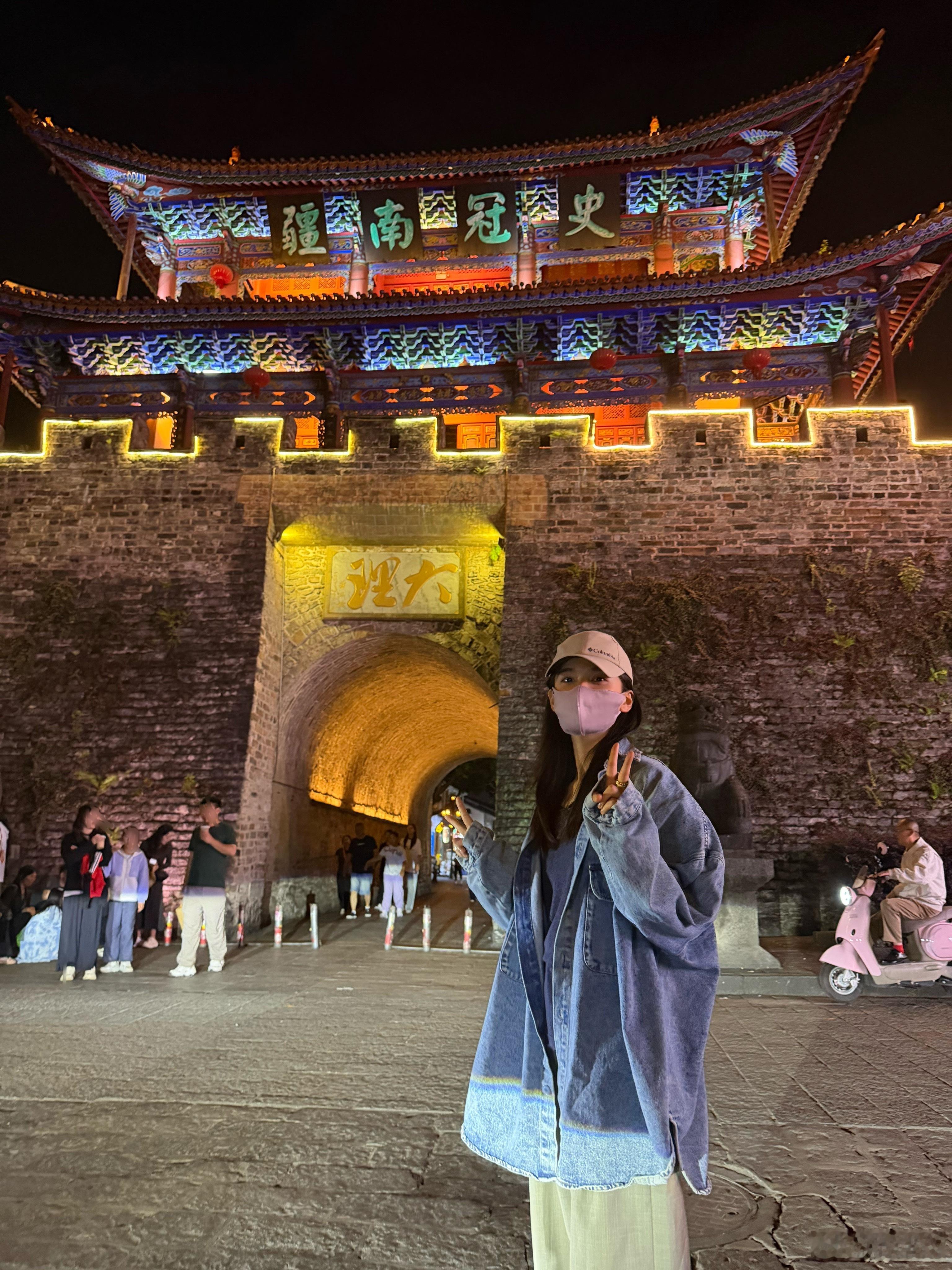 张婧仪给路人打码张婧仪打卡大理古城 张婧仪打卡大理古城还贴心地给路人打码了！婧仪