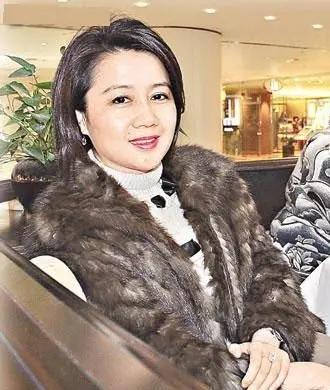 有钱却没有豪门架子，梁安琪真的是少见的节俭婆婆。很多豪门富太在重要场合都会盛装出