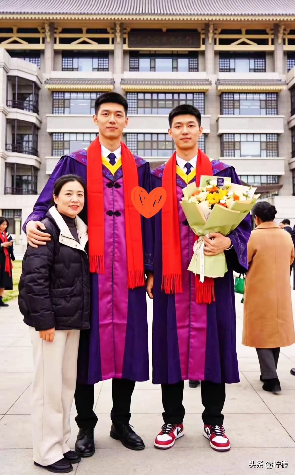 恭喜我家，
188的双胞胎儿子，被保送清华了，前程似锦。别人都是一家人热热闹闹的