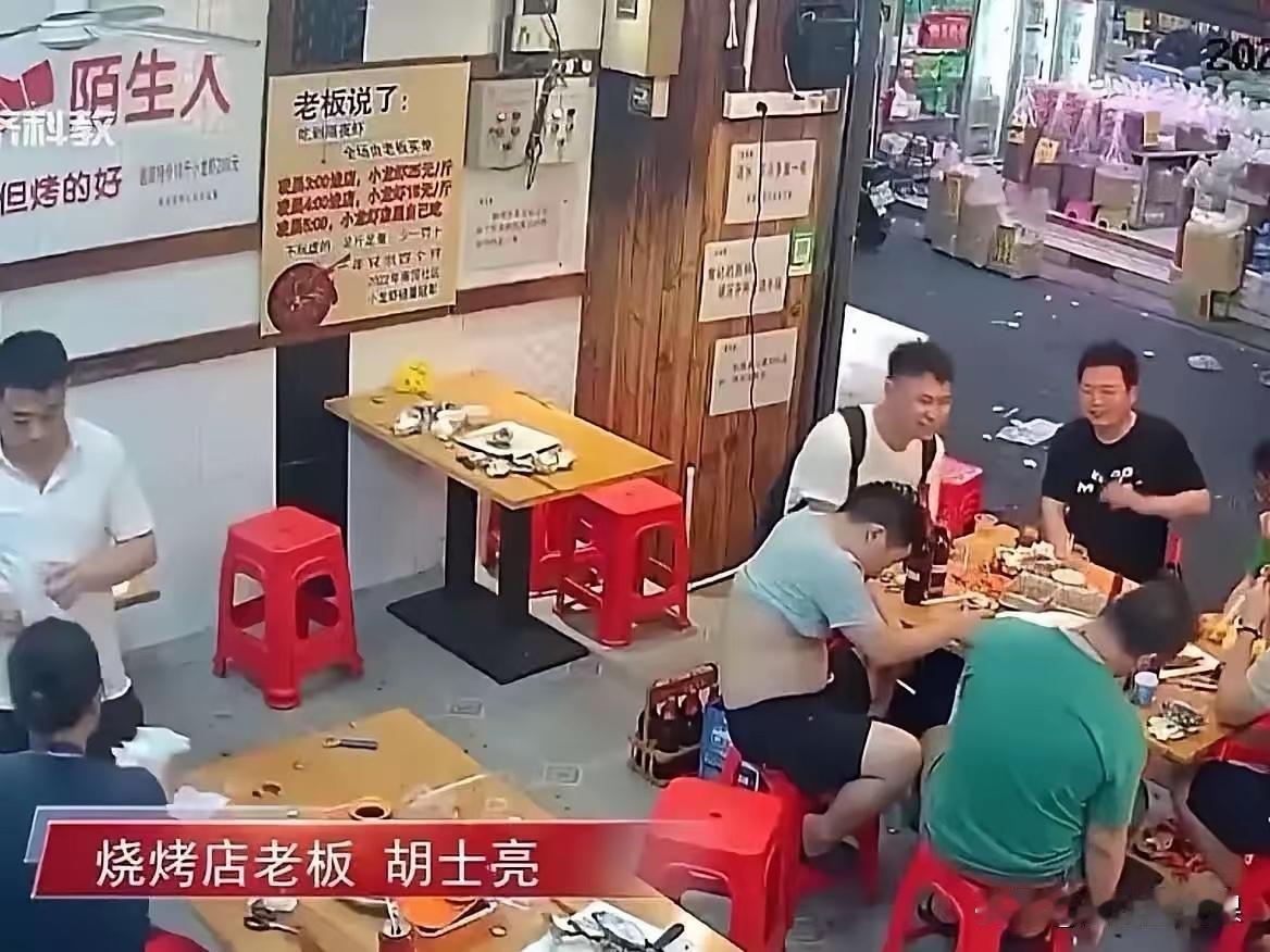 广东深圳，餐馆老板月底发工资，一位新来的大妈清点完工资后，硬要拿出500块给老板