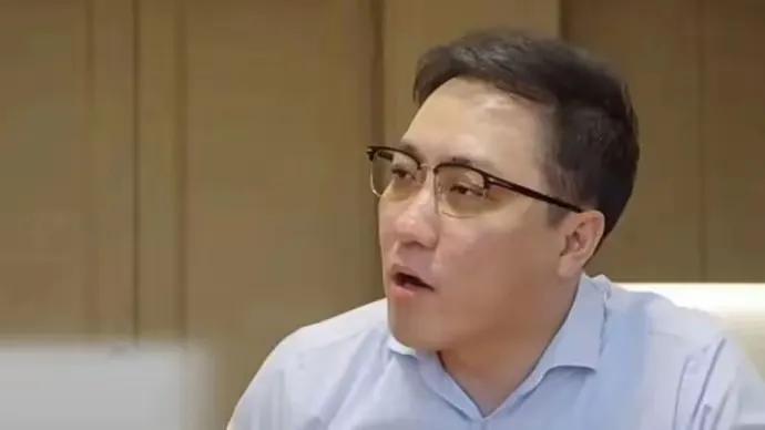 【董总尴尬了】
董总无论走到哪里，没看过工资条的小伙子都是左右护驾，比保镖还尽职