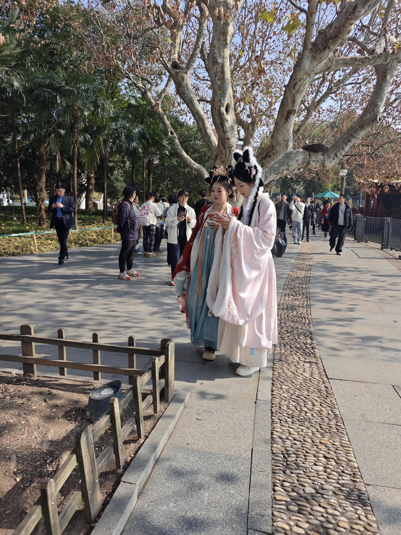 冬天好去处当然是杭州西湖，杭州西湖不但风景如画，还有穿汉服的美女小姐姐，我在西湖