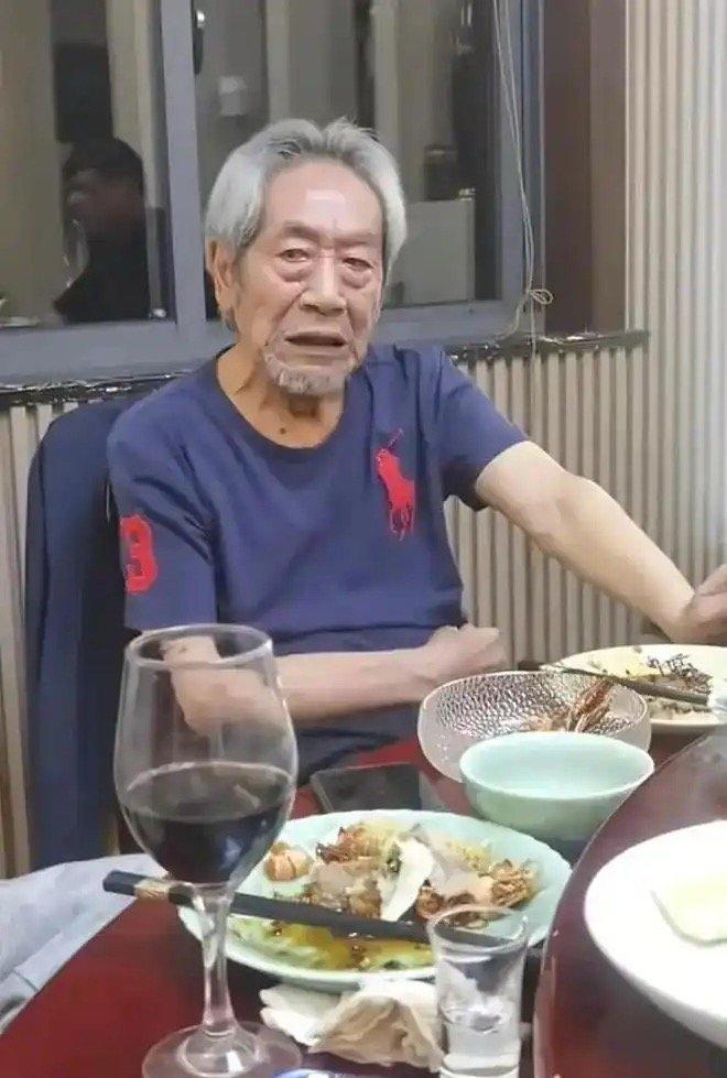 王奎荣这把年纪，是真不敢歇！

80岁了还在剧组连轴转，身边跟着43岁的饶芯语。
