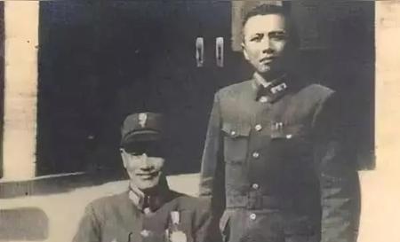 1949年5月，汤恩伯的整编74师在孟良崮战役中全军覆没，蒋介石气得用拐杖打他，
