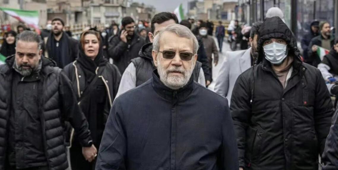 就在美防长称“伊朗领导层躲藏起来，像老鼠一样吓得发抖”话音刚落，伊朗总统就与一众