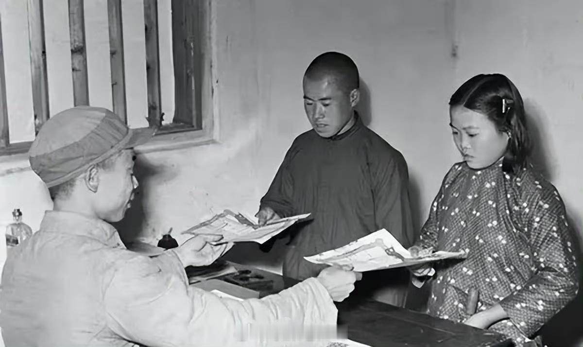 60年代，打结婚证的年轻人。以前人结婚，为啥没人提彩礼？