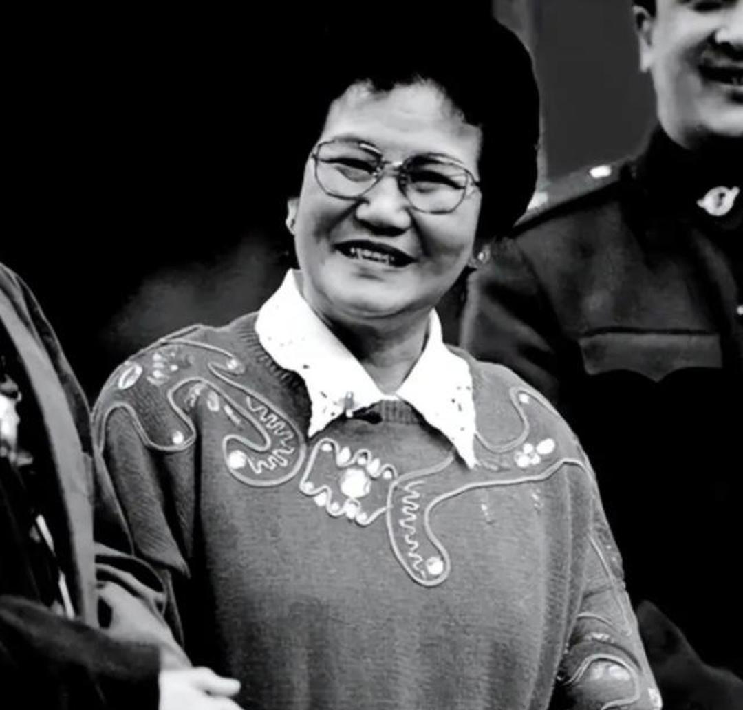 1964年，赵丽蓉改嫁已故丈夫的弟弟盛弘，这件事在当时惹了不少闲话。她一开始坚决