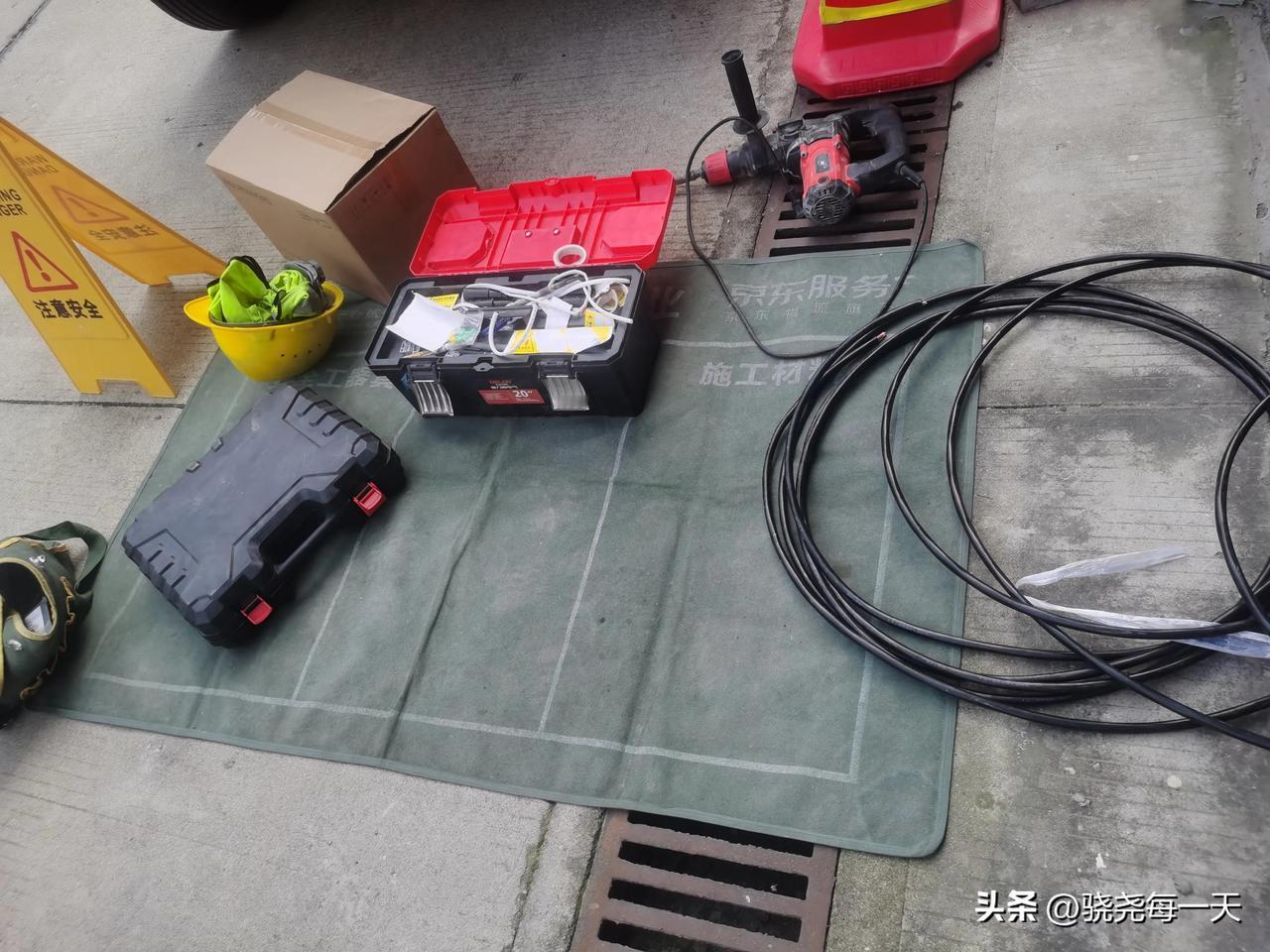 

中秋佳节好事多

儿子孝顺买海豹，
为了父母出行好。
智能时尚又舒适，
快捷