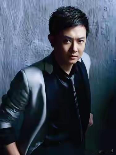 说起帅气，就会说刘德华、黎明，
然而大陆也有不少帅气男明星，
印小天，陆毅，保剑