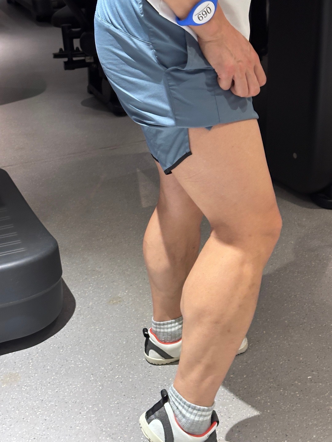 健身房新年假期关门前的最后几个小时，那我当然要去卷一下了。4组硬拉+4组深蹲+4