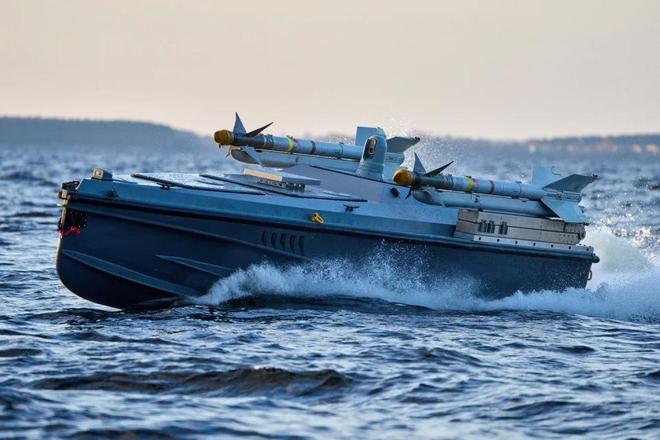 乌克兰开战后海军几乎全军覆没，结果在战斗中却重创俄罗斯的黑海舰队！
这件事给革命