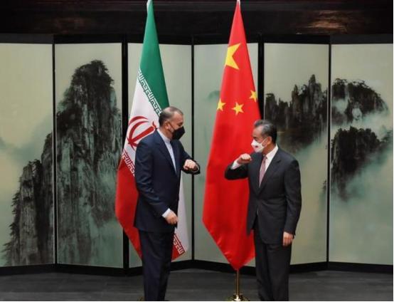 极度可笑的是，伊朗吃肉的时候，对中国防得严严实实，生怕中国占一点便宜，等到被美国