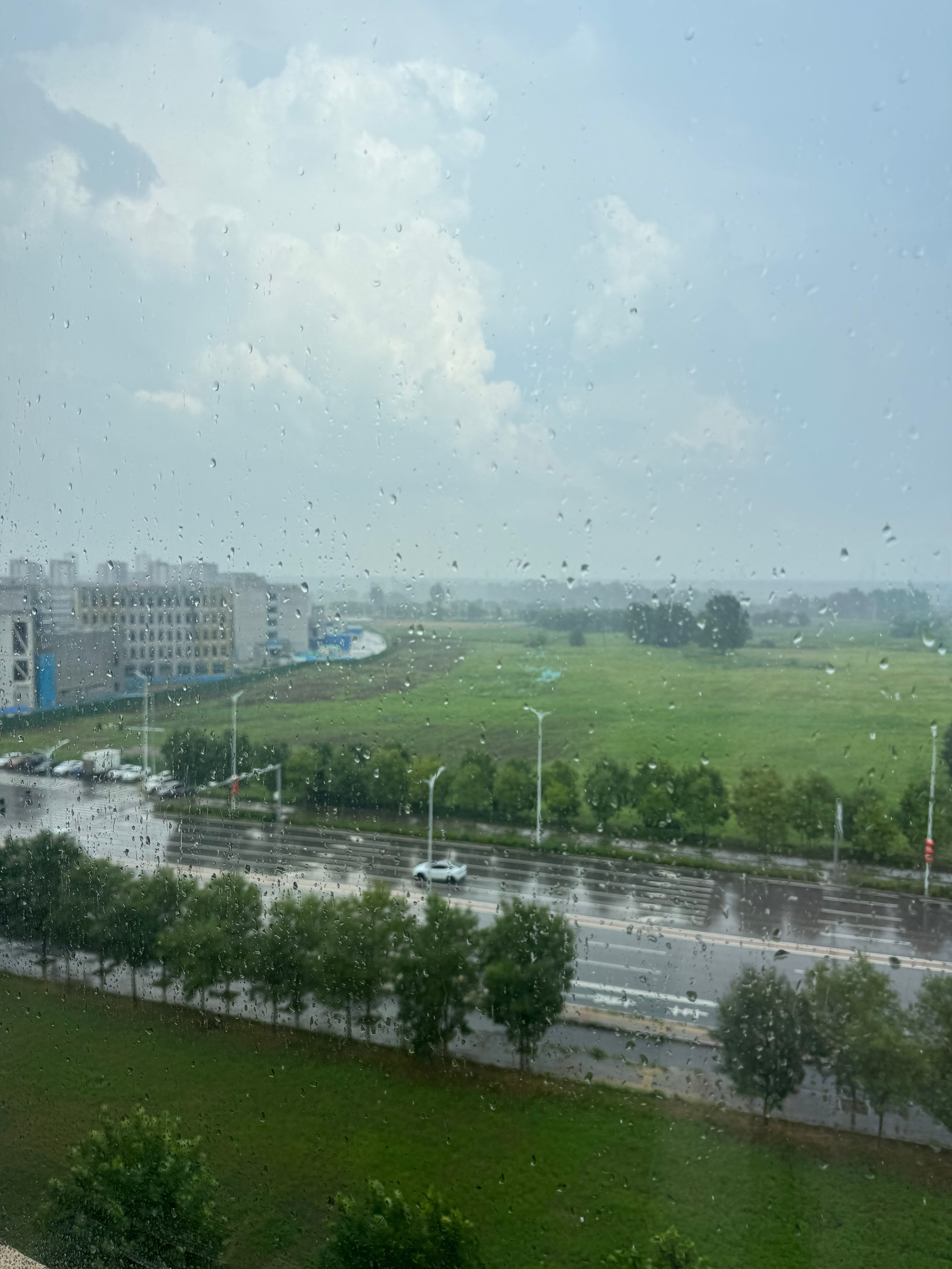 下雨了 