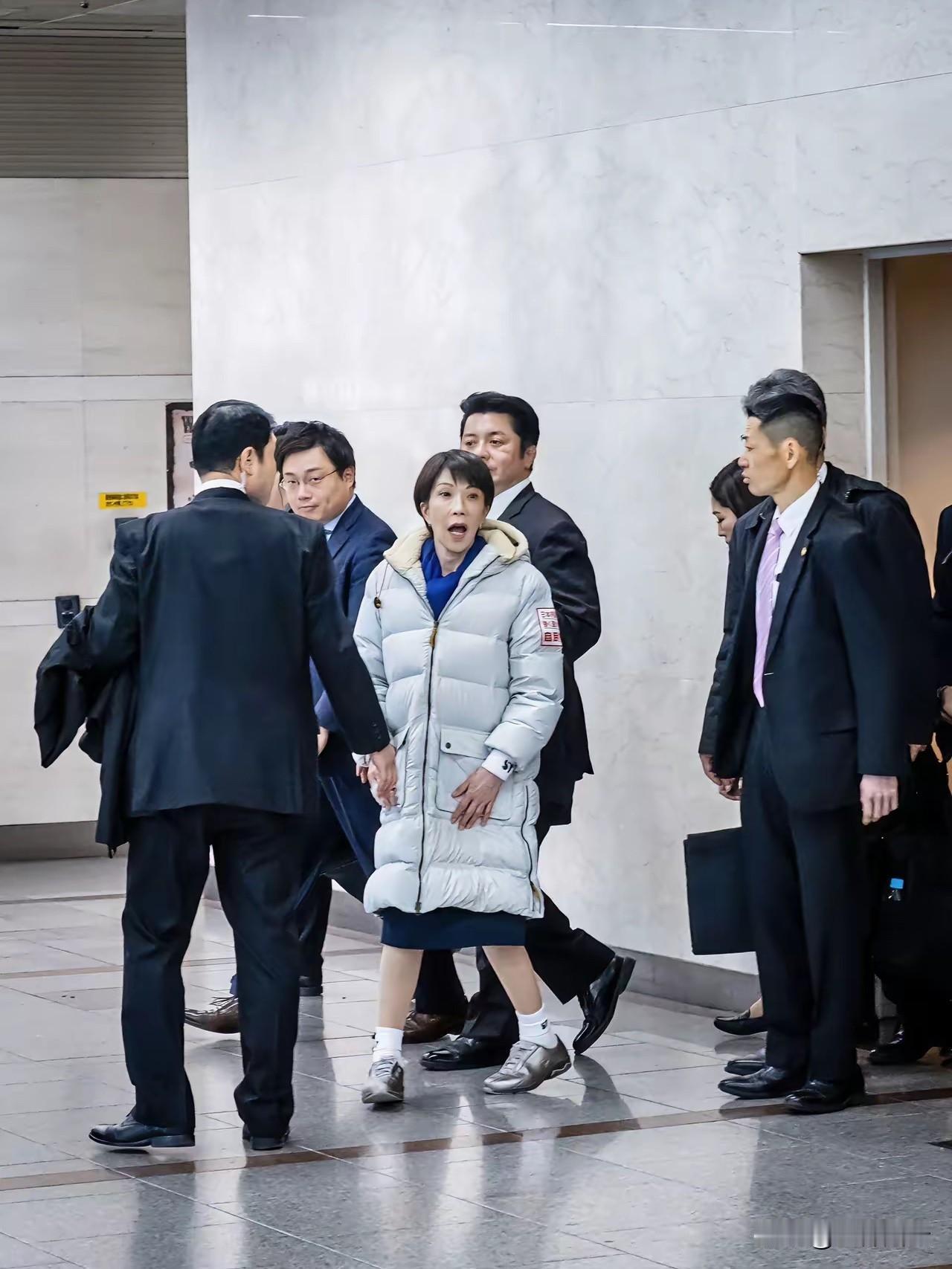 日本无语，首相伤退！
没想到，在见完英国首相斯塔默之后，日本首相高市早苗竟然宣布