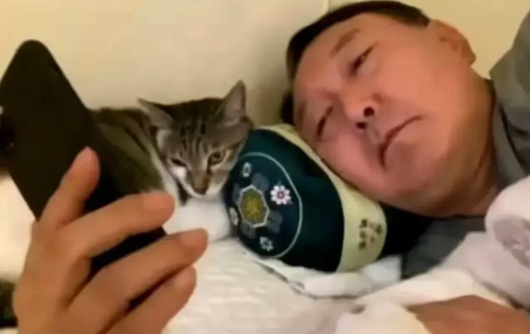 昨天抓捕尹锡悦的时候，思密达在做什么呢？他没有像多数人预想的那样在屋里急得跟热锅