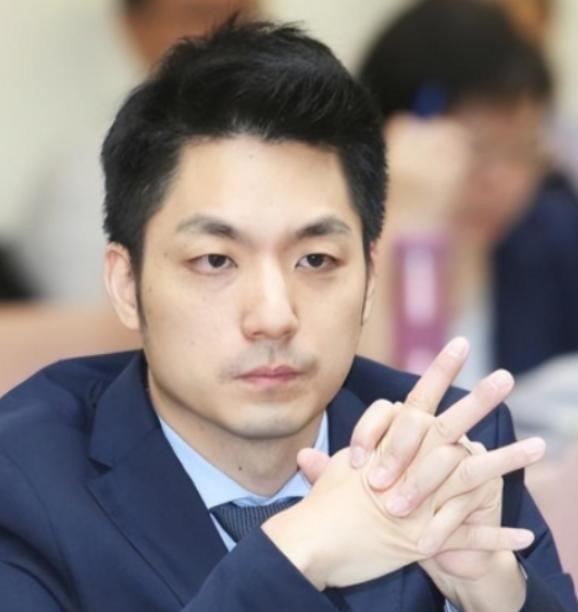 蒋万安这招以退为进，直接把岛内政坛看傻了。当着一众媒体的面，他把话砸在地上：党主