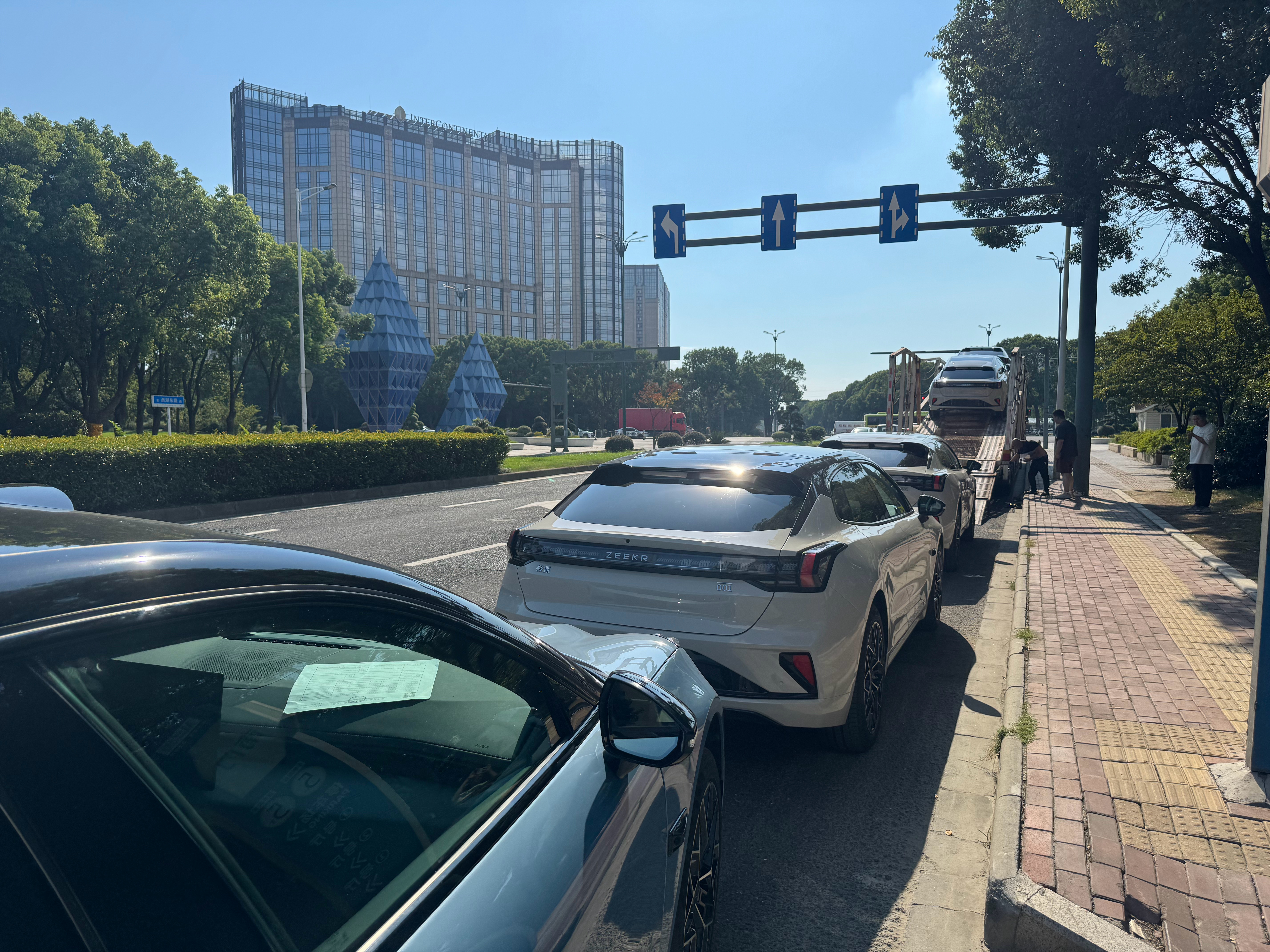 8台极氪001出口手续已办妥发往上海港口极氪001新能源汽车出口极氪出口  ​​
