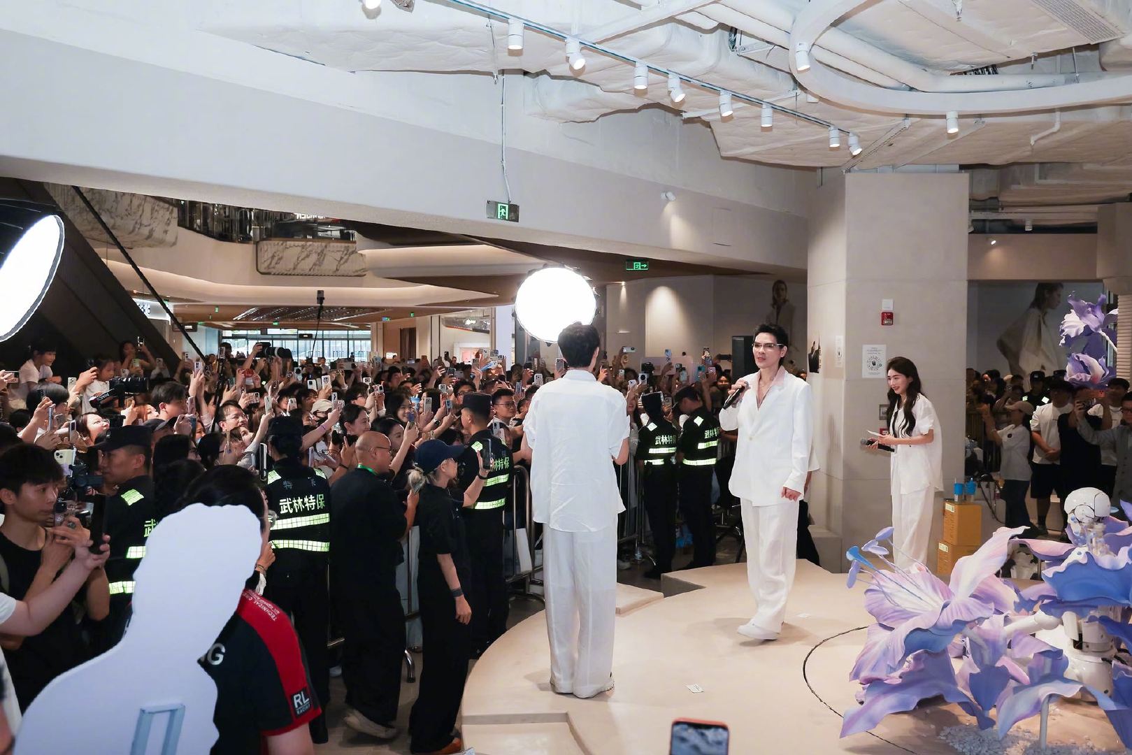 向佐见面会人气向佐非常开心向佑出席粉丝见面会向佐这见面会也太会了吧！现场粉丝超多