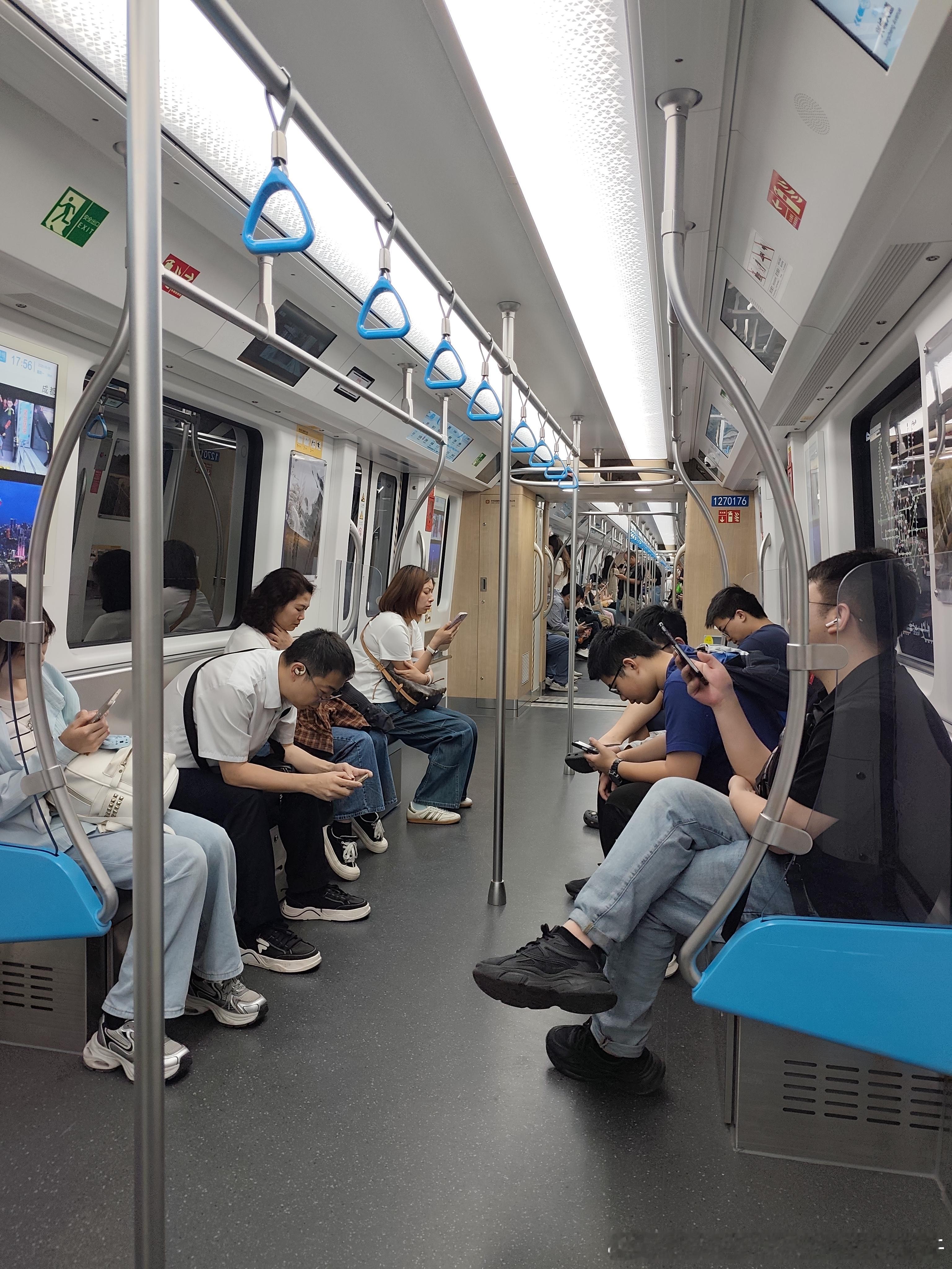 成都地铁 投稿：2026年6月8日（周一）晚高峰，成都地铁客流量，图为S27号线