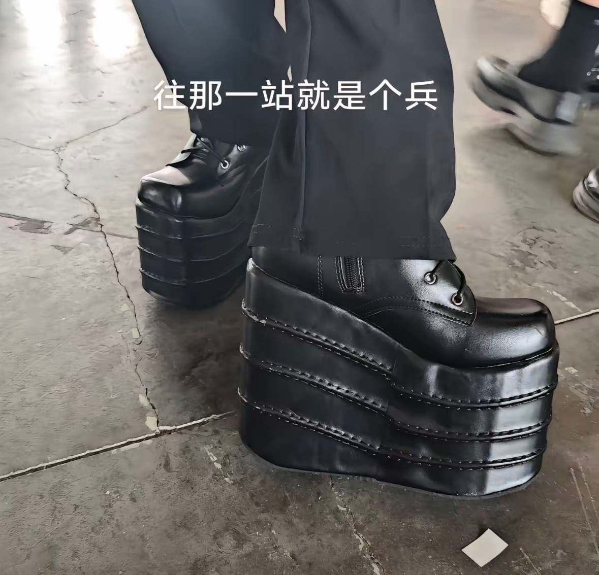 觉得檀健次鞋底厚的可以看看真正的厚底鞋 