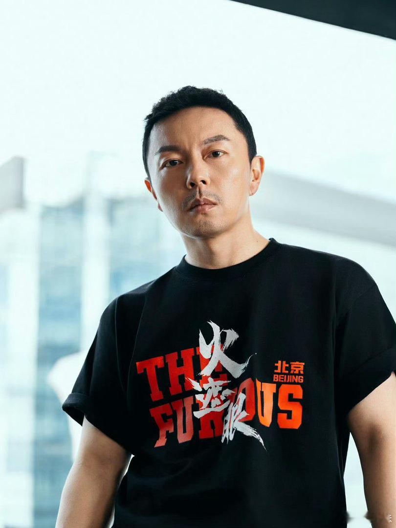 谢苗到了中年竟如此美味 重温《火遮眼》彻底被谢苗圈粉。岁月沉淀出沉稳气场，利落身
