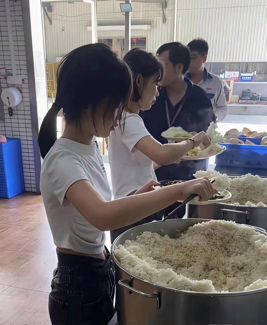 请问这个女孩吃这么多饭怎么还那么瘦 