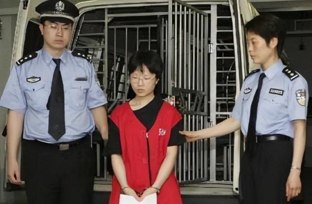 2005年，留美清华女学霸陈丹蕾深夜枪杀丈夫，鲜血染红了床单，她却抱着尸体睡了7