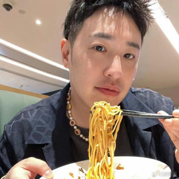 明星说瘦就真瘦啊内娱瘦身卷出新高度！沙溢贾玲的体型逆袭还在惊叹，潘玮柏突然甩出肌