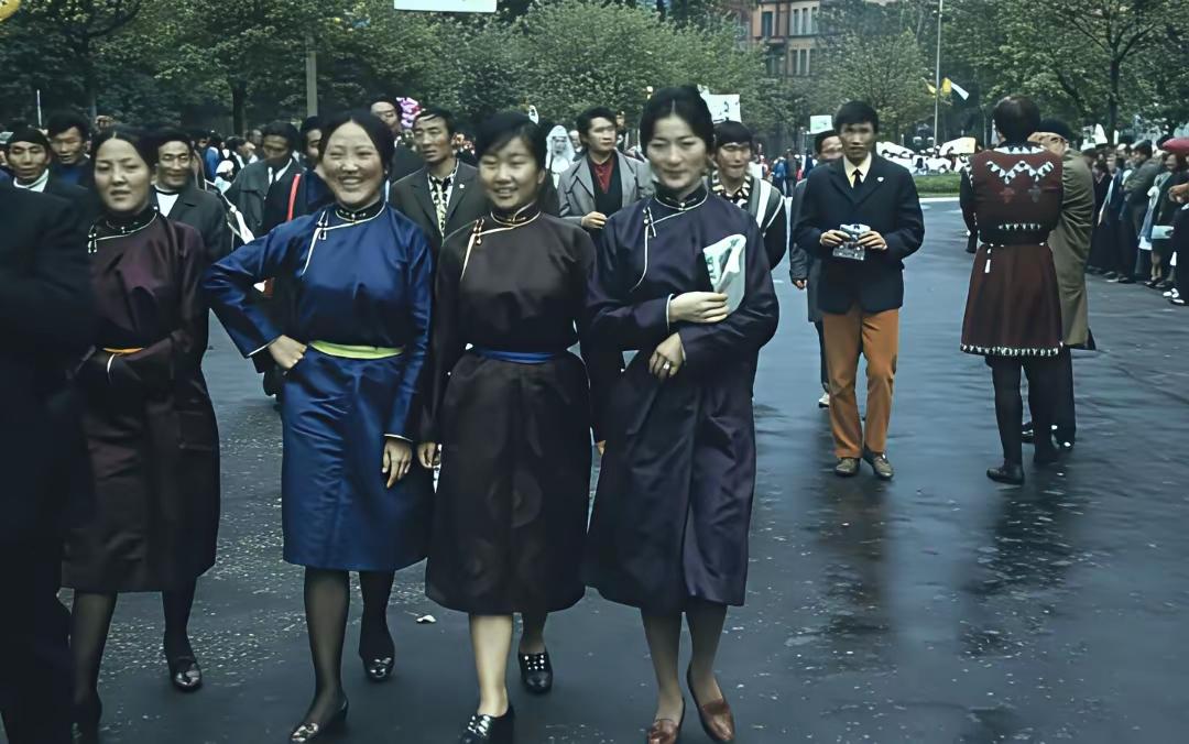 2. 五十年前的蒙古街头，女人穿得挺时髦劲的。