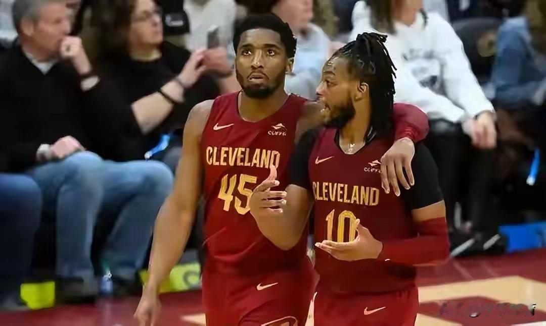 加兰米切尔内讧导致骑士战绩下滑，交易不可避免
目前，骑士队以15胜14负排在东部