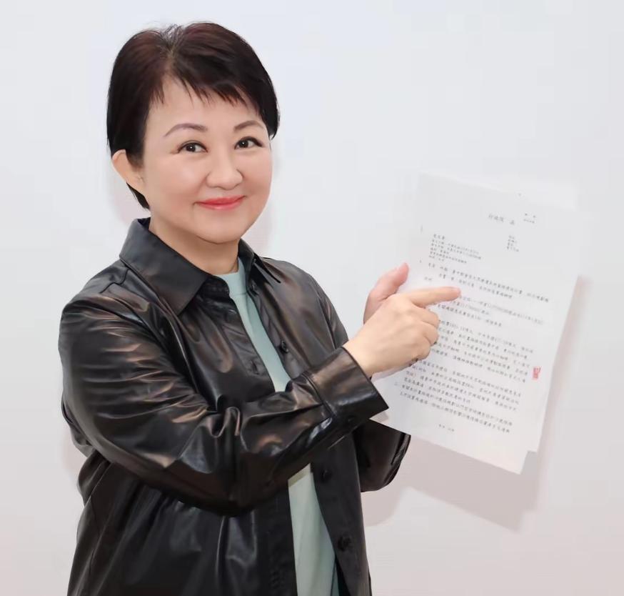 也只是个平庸的政客而已。

卢秀燕居然让国民党走中间路线，还说这样能赢 2028