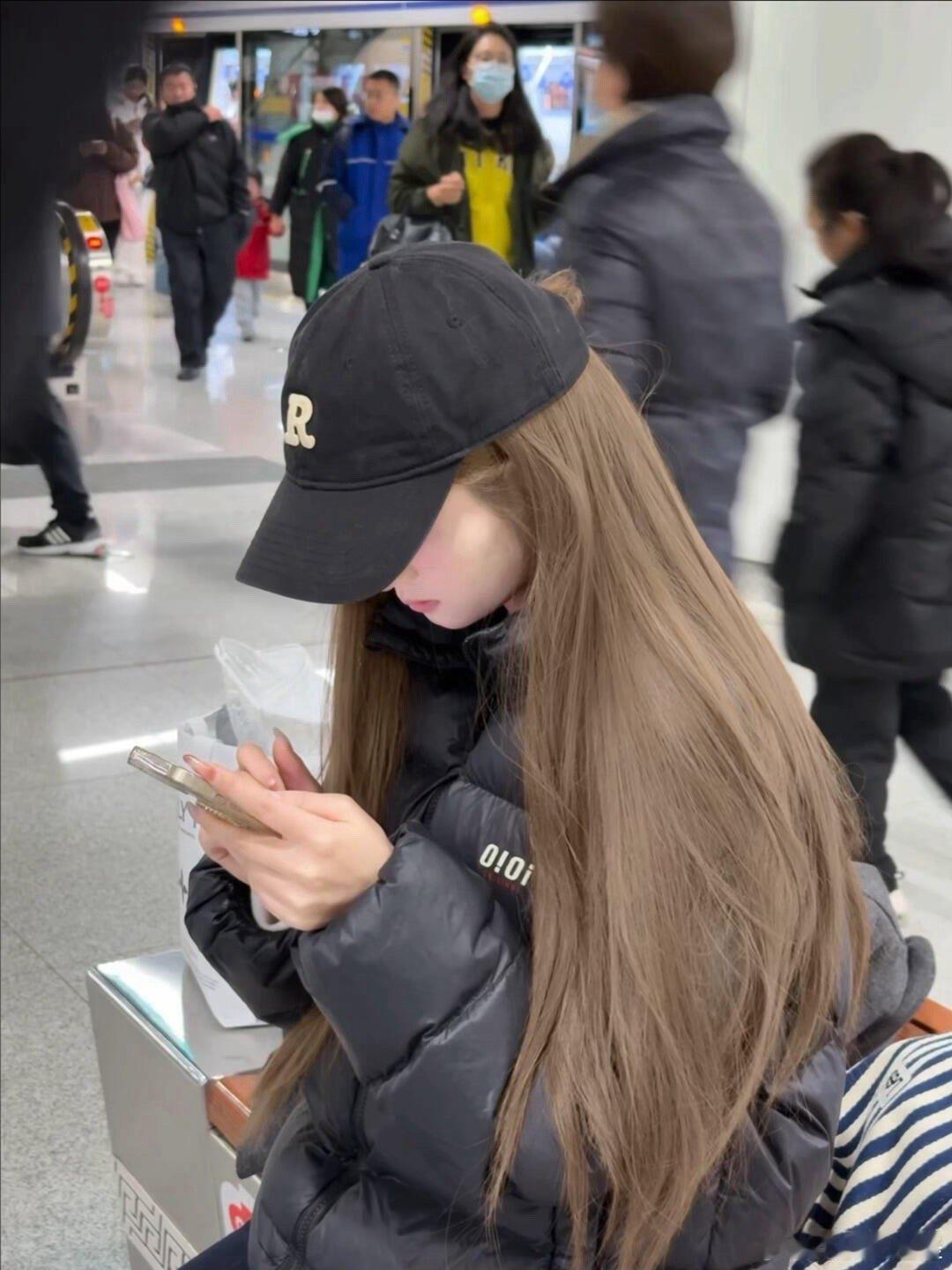 发现比黑长直更有鲨伤力的是....棕发！！昨天在家刚染完的冷棕色，今天赶早八被同