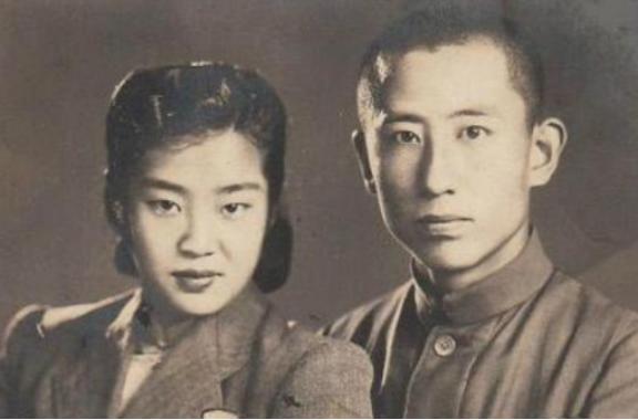 1944年7月，一身穿旗袍的女子只身冲进敌营，抢回丈夫遗体，杀死十多名日军后牺牲