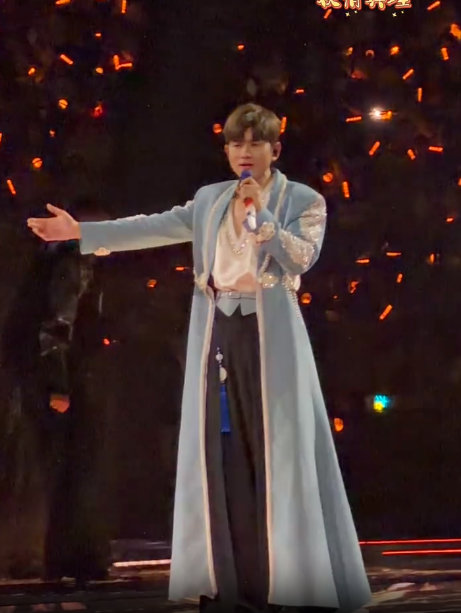 看见张杰这帅脸怎么能不尖叫 张杰未live巡回演唱会 张杰在舞台上，帅脸就是“尖