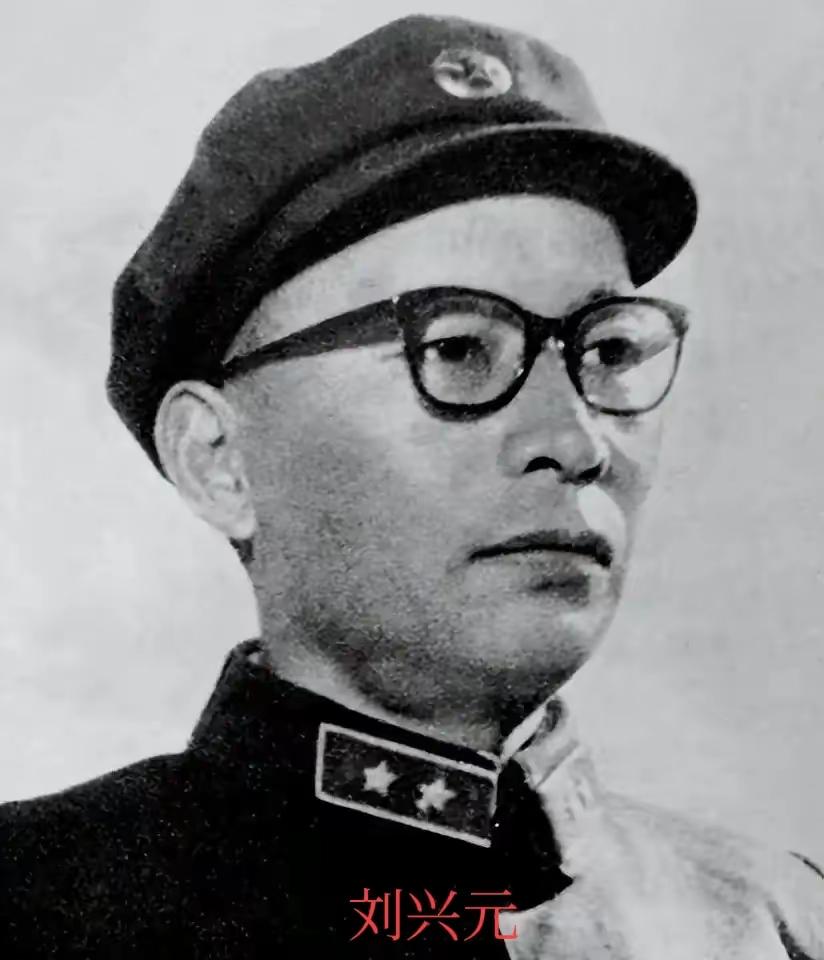 1946年初冬，松花江面已结冰，寒风割脸。刘兴元站在蛟河县的小火车站台，望着远处