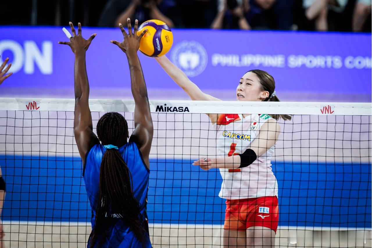 【世联赛意大利女排横扫日本女排 安特罗波娃17分】比分：25-21 25-23 