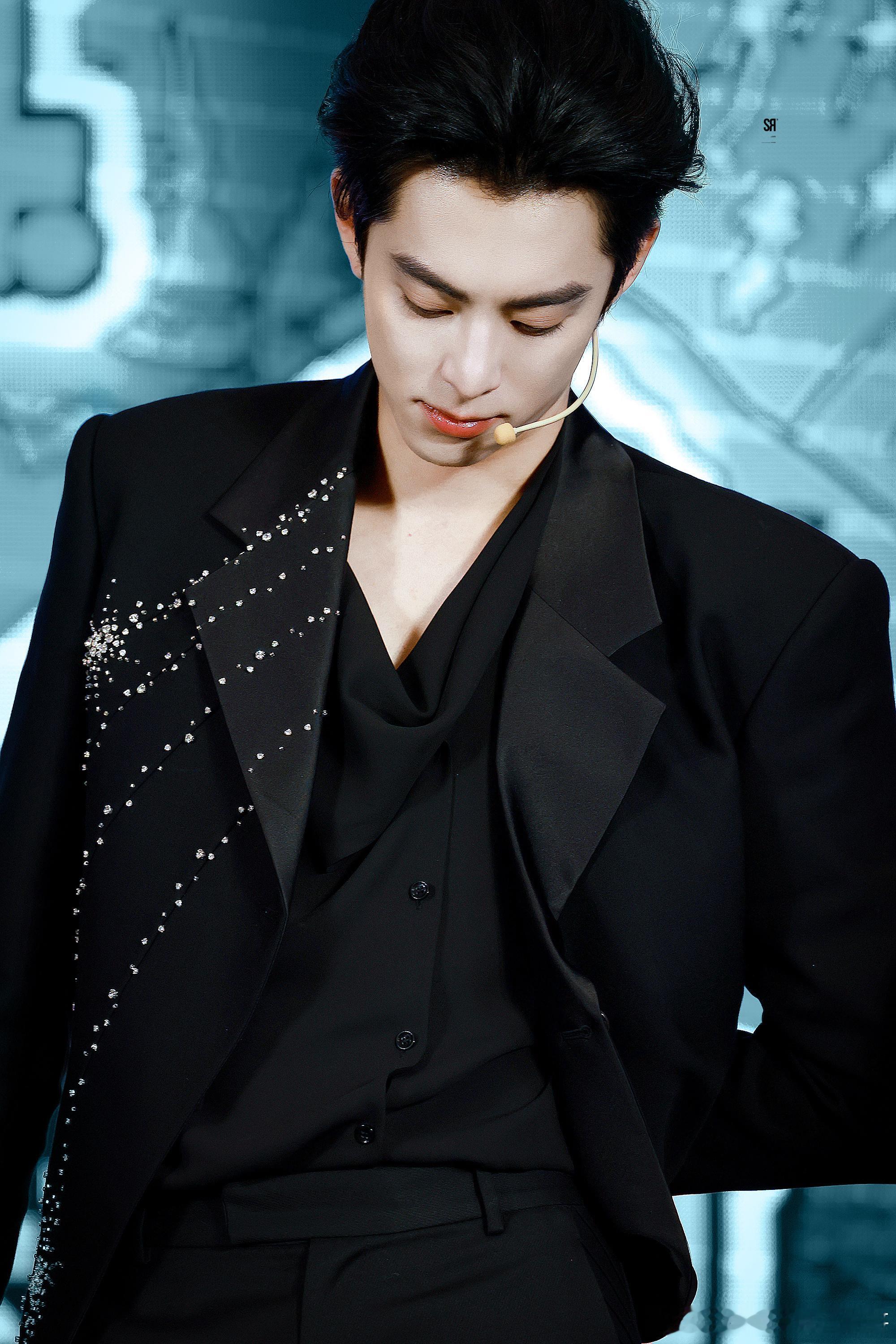 王鹤棣《宇宙闪烁请注意》发布会饭拍，今天是大背头总裁