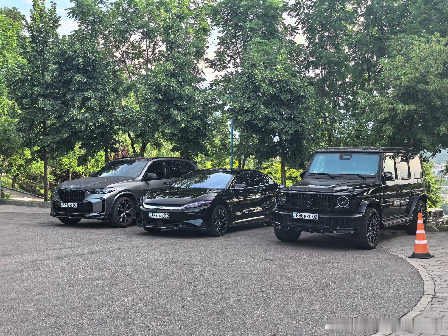 尊贵的VIP停车区就三台车，中间这不是老汉嘛气场是一点也不输，顶级豪车实锤大v聊